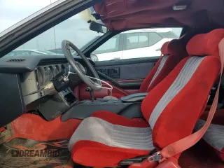 1986 Pontiac Firebird Trans Am z VIN 1G2FW87F8GL239553, wystawiony jako Copart lot #78263424 z przebiegiem 65 161 mil mil oraz Tytuł czysty. Historia ofert i sprzedaży dostępna na DreamBid. Obrazek 7.