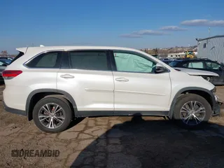 2019 Toyota Highlander LE z VIN 5TDBZRFH7KS964417, wystawiony jako IAAI lot #41443114 z przebiegiem 130 001 mil mil oraz . Historia ofert i sprzedaży dostępna na DreamBid. Obrazek 12.