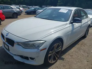 2013 BMW 3 Series 328i xDrive z VIN WBA3B5C54DF591560, wystawiony jako IAAI lot #42541081 z przebiegiem 128 429 mil mil oraz . Historia ofert i sprzedaży dostępna na DreamBid. Obrazek 2.