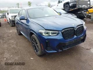 2023 BMW X4 xDrive30i z VIN 5UX33DT01P9P86340, wystawiony jako IAAI lot #42113558 z przebiegiem 27 226 mil mil oraz . Historia ofert i sprzedaży dostępna na DreamBid. Obrazek 1.