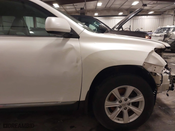 2011 Toyota Highlander with VIN 5TDBK3EHXBS069183, listed as a IAAI auction lot 41543896 with 221,490 mi miles. Bid and sale history available at carsss.com. Image 18.