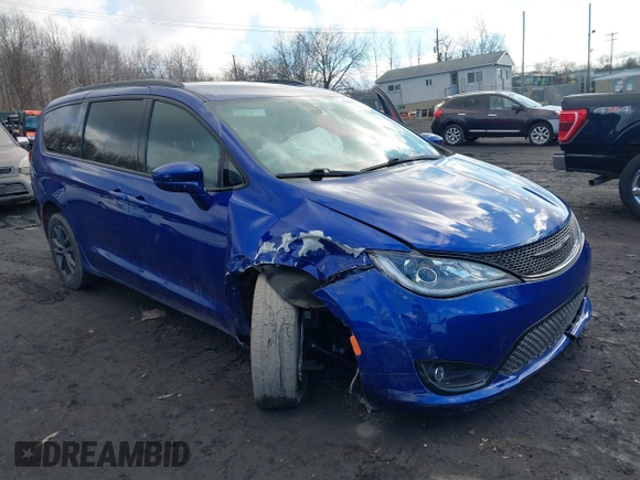 2020 Chrysler Pacifica Launch Edition z VIN 2C4RC3BG9LR252124, wystawiony jako IAAI lot #41689415 z przebiegiem 53 455 mil mil oraz . Historia ofert i sprzedaży dostępna na DreamBid. Obrazek 1.