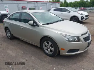 2014 Chevrolet Cruze 1LT z VIN 1G1PC5SBXE7454846, wystawiony jako IAAI lot #42342638 z przebiegiem 121 185 mil mil oraz . Historia ofert i sprzedaży dostępna na DreamBid. Obrazek 1.