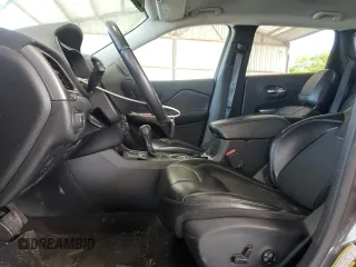 2019 Jeep Cherokee Latitude Plus z VIN 1C4PJLLB7KD241334, wystawiony jako Copart lot #52323575 z przebiegiem 82 570 mil mil oraz Szkoda całkowita • Salvage title. Historia ofert i sprzedaży dostępna na DreamBid. Obrazek 7.