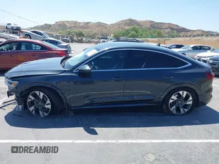 2020 Audi e-tron Sportback Premium Plus z VIN WA12ABGEXLB035392, wystawiony jako IAAI lot #42304663 z przebiegiem 35 382 mil mil oraz . Historia ofert i sprzedaży dostępna na DreamBid. Obrazek 14.