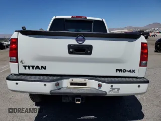 2015 Nissan Titan Pro-4X z VIN 1N6AA0EC9FN512658, wystawiony jako Copart lot #68066964 z przebiegiem 131 026 mil mil oraz Szkoda całkowita • Salvage title. Historia ofert i sprzedaży dostępna na DreamBid. Obrazek 6.
