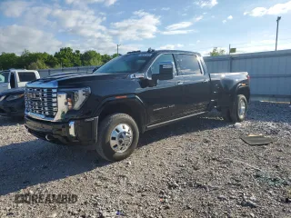 2024 GMC Sierra 3500HD Denali z VIN 1GT49WEY1RF223604, wystawiony jako Copart lot #58241485 z przebiegiem 9484 mil mil oraz Szkody całkowita. Historia ofert i sprzedaży dostępna na DreamBid. Obrazek 1.