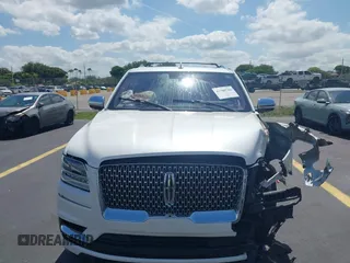 2018 Lincoln Navigator Black Label z VIN 5LMJJ3TT0JEL13071, wystawiony jako IAAI lot #42308766 z przebiegiem 62 903 mil mil oraz . Historia ofert i sprzedaży dostępna na DreamBid. Obrazek 13.