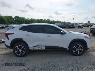 2024 Chevrolet Trax 1RS z VIN KL77LGE28RC154408, wystawiony jako IAAI lot #42105647 z przebiegiem 17 913 mil mil oraz . Historia ofert i sprzedaży dostępna na DreamBid. Obrazek 14.