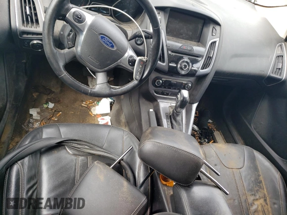 2014 Ford Focus Titanium z VIN 1FADP3N23EL365678, wystawiony jako Copart lot #64418025 z przebiegiem Nie podano mil oraz Czysty tytuł • Clean title. Historia ofert i sprzedaży dostępna na DreamBid. Obrazek 8.