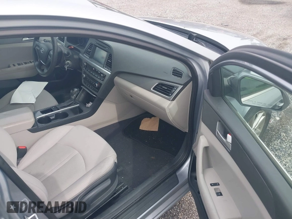2016 Hyundai Sonata SE z VIN 5NPE24AF8GH334395, wystawiony jako IAAI lot #42333326 z przebiegiem 130 429 mil mil oraz . Historia ofert i sprzedaży dostępna na DreamBid. Obrazek 5.