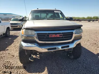 2005 GMC Sierra 2500HD SLE z VIN 1GTHK232X5F936296, wystawiony jako Copart lot #50244575 z przebiegiem 336 259 mil mil oraz Szkoda całkowita • Salvage title. Historia ofert i sprzedaży dostępna na DreamBid. Obrazek 5.