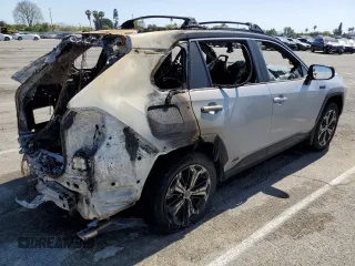 2024 Toyota RAV4 XSE z VIN JTMFB3FV2RD213319, wystawiony jako Copart lot #57088405 z przebiegiem Nie podano mil oraz Szkoda całkowita • Salvage title. Historia ofert i sprzedaży dostępna na DreamBid. Obrazek 3.