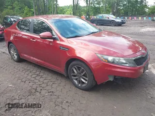 2011 Kia Optima LX z VIN KNAGM4A76B5137923, wystawiony jako IAAI lot #42268782 z przebiegiem 181 694 mil mil oraz . Historia ofert i sprzedaży dostępna na DreamBid. Obrazek 1.