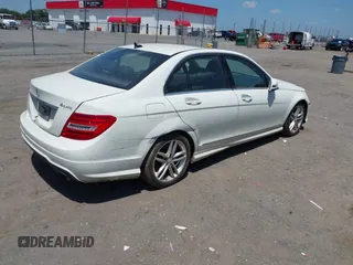 2012 Mercedes-Benz C 300 Sport z VIN WDDGF8BB9CR195595, wystawiony jako IAAI lot #42733339 z przebiegiem 221 125 mil mil oraz . Historia ofert i sprzedaży dostępna na DreamBid. Obrazek 4.