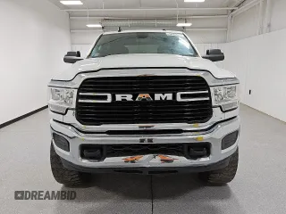 2021 Ram 2500 Big Horn z VIN 3C6UR5DL7MG542214, wystawiony jako Copart lot #52359235 z przebiegiem 119 483 mil mil oraz Tytuł czysty. Historia ofert i sprzedaży dostępna na DreamBid. Obrazek 5.