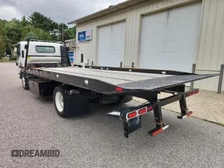 2020 Isuzu NRR IBT z VIN JALE5W163L73044XX, wystawiony jako Copart lot #48625775 z przebiegiem 132 628 mil mil oraz Tytuł czysty. Historia ofert i sprzedaży dostępna na DreamBid. Obrazek 2.