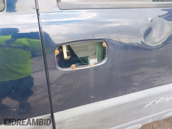2005 Chevrolet Avalanche LS with VIN 3GNEC12Z55G272567, listed as a IAAI auction lot 42602466 with 183,216 mi miles and . Bid and sale history available at DreamBid. Image 14.