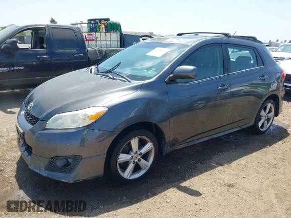 2009 Toyota Matrix S z VIN 2T1LE40E99C010143, wystawiony jako IAAI lot #42298942 z przebiegiem 183 300 mil mil oraz . Historia ofert i sprzedaży dostępna na DreamBid. Obrazek 2.