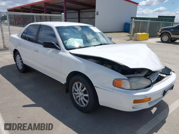 1996 Toyota Camry DX z VIN JT2BG12K8T0368612, wystawiony jako IAAI lot #42248750 z przebiegiem 122 237 mil mil oraz . Historia ofert i sprzedaży dostępna na DreamBid. Obrazek 1.