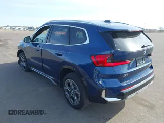 2025 BMW X1 xDrive28i z VIN WBX73EF01S5110817, wystawiony jako IAAI lot #41991160 z przebiegiem 1 287 mil mil oraz . Historia ofert i sprzedaży dostępna na DreamBid. Obrazek 3.