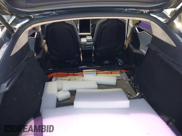 2013 Tesla Model S Performance z VIN 5YJSA1DP9DFP06121, wystawiony jako IAAI lot #42511097 z przebiegiem 100 990 mil mil oraz . Historia ofert i sprzedaży dostępna na DreamBid. Obrazek 6.