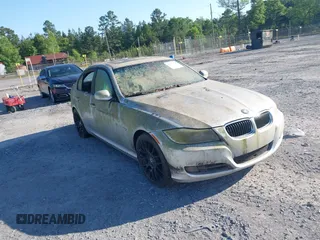 2009 BMW 3 Series 328i z VIN WBAPH73509A172928, wystawiony jako IAAI lot #42021626 z przebiegiem 141 768 mil mil oraz . Historia ofert i sprzedaży dostępna na DreamBid. Obrazek 1.