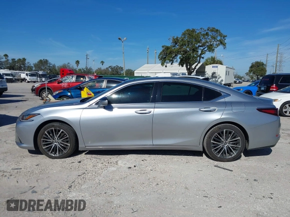 2022 Lexus ES 350 z VIN 58ADZ1B18NU121477, wystawiony jako IAAI lot #41434448 z przebiegiem 28 655 mil mil oraz . Historia ofert i sprzedaży dostępna na DreamBid. Obrazek 14.
