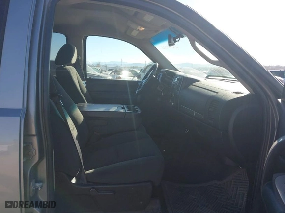 2008 Chevrolet Silverado 1500 LT w/1LT with VIN 2GCEK13M381227512, listed as a IAAI auction lot 41479521 with 261,854 mi miles. Bid and sale history available at carsss.com. Image 5.