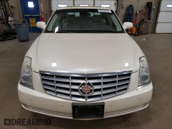 2008 Cadillac DTS 1SA z VIN 1G6KD57Y08U136593, wystawiony jako Copart lot #49208925 z przebiegiem 145 099 mil mil oraz Szkoda całkowita • Salvage title. Historia ofert i sprzedaży dostępna na DreamBid. Obrazek 5.