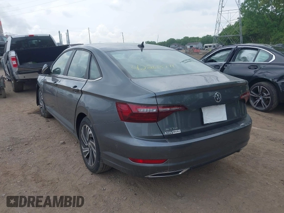 2021 Volkswagen Jetta SEL Premium z VIN 3VWG57BU8MM017203, wystawiony jako IAAI lot #42263741 z przebiegiem 26 556 mil mil oraz . Historia ofert i sprzedaży dostępna na DreamBid. Obrazek 3.
