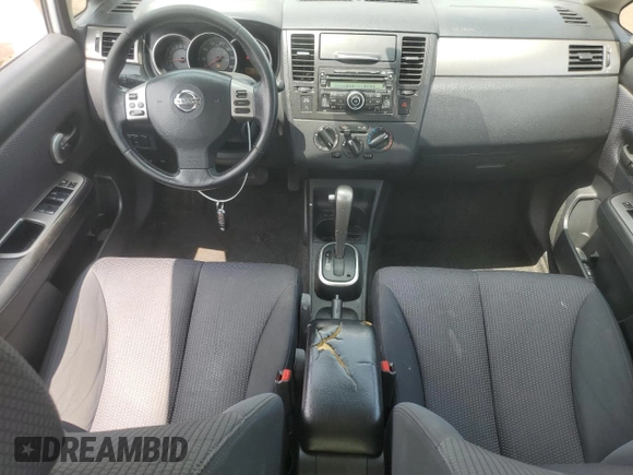 2008 Nissan Versa S z VIN 3N1BC11E18L395470, wystawiony jako Copart lot #58639875 z przebiegiem 194 493 mil mil oraz Czysty tytuł • Clean title. Historia ofert i sprzedaży dostępna na DreamBid. Obrazek 8.