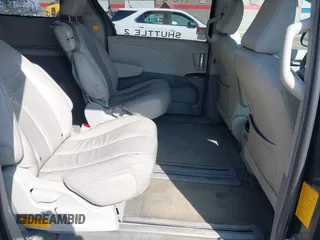 2012 Toyota Sienna XLE AAS z VIN 5TDYK3DC5CS186980, wystawiony jako IAAI lot #41680554 z przebiegiem 330 023 mil mil oraz . Historia ofert i sprzedaży dostępna na DreamBid. Obrazek 8.
