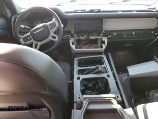 2021 Land Rover Defender S z VIN SALEJ7RX6M2035267, wystawiony jako Copart lot #41673735 z przebiegiem Nie podano mil oraz Czysty tytuł • Clean title. Historia ofert i sprzedaży dostępna na DreamBid. Obrazek 8.