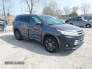 2018 Toyota Highlander SE z VIN 5TDJZRFH8JS530792, wystawiony jako IAAI lot #42054634 z przebiegiem 272 748 mil mil oraz . Historia ofert i sprzedaży dostępna na DreamBid. Obrazek 1.