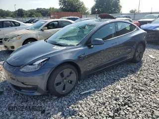 2023 Tesla Model 3 z VIN 5YJ3E1EA1PF647301, wystawiony jako Copart lot #58545905 z przebiegiem 21 082 mil mil oraz Szkody całkowita. Historia ofert i sprzedaży dostępna na DreamBid. Obrazek 1.