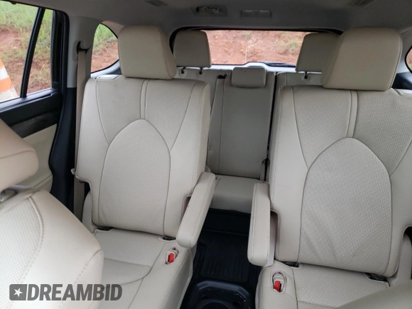 2023 Toyota Highlander L z VIN 5TDKDRAH7PS512254, wystawiony jako Copart lot #51117995 z przebiegiem 15 624 mil mil oraz Szkoda całkowita • Salvage title. Historia ofert i sprzedaży dostępna na DreamBid. Obrazek 10.