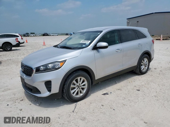 2019 Kia Sorento LX z VIN 5XYPG4A5XKG558737, wystawiony jako Copart lot #56864265 z przebiegiem 99 633 mil mil oraz Czysty tytuł • Clean title. Historia ofert i sprzedaży dostępna na DreamBid. Obrazek 1.