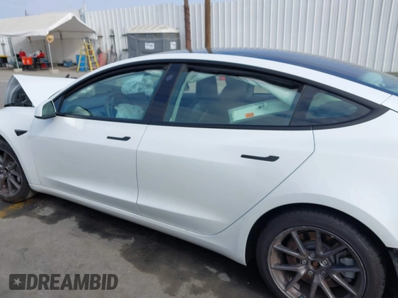 2021 Tesla Model 3 Standard Range Plus z VIN 5YJ3E1EA5MF941392, wystawiony jako IAAI lot #41888597 z przebiegiem 111 617 mil mil oraz . Historia ofert i sprzedaży dostępna na DreamBid. Obrazek 13.