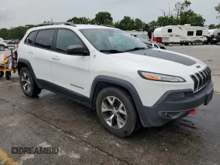 2017 Jeep Cherokee Trailhawk z VIN 1C4PJMBS3HW569628, wystawiony jako Copart lot #57105855 z przebiegiem 127 637 mil mil oraz Szkoda całkowita • Salvage title. Historia ofert i sprzedaży dostępna na DreamBid. Obrazek 4.