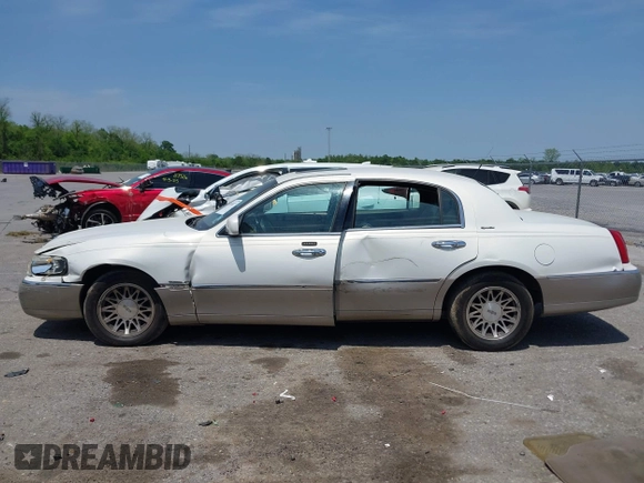 2002 Lincoln Town Car Signature z VIN 1LNHM82W72Y612350, wystawiony jako IAAI lot #42038177 z przebiegiem Nie podano mil oraz . Historia ofert i sprzedaży dostępna na DreamBid. Obrazek 14.