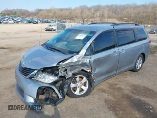 2014 Toyota Sienna LE AAS z VIN 5TDKK3DC9ES454227, wystawiony jako IAAI lot #42030131 z przebiegiem 107 392 mil mil oraz . Historia ofert i sprzedaży dostępna na DreamBid. Obrazek 17.