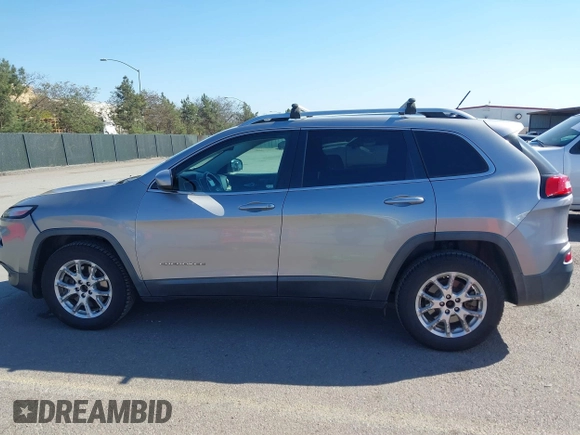 2015 Jeep Cherokee Latitude z VIN 1C4PJMCB0FW749323, wystawiony jako IAAI lot #41852102 z przebiegiem 162 060 mil mil oraz . Historia ofert i sprzedaży dostępna na DreamBid. Obrazek 14.