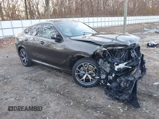 2025 BMW X6 xDrive40i z VIN 5UX33EX0XS9X60988, wystawiony jako IAAI lot #41133651 z przebiegiem 3536 mil mil oraz . Historia ofert i sprzedaży dostępna na DreamBid. Obrazek 1.