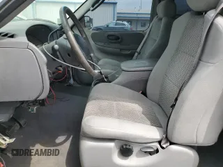 2002 Ford F-150 XL z VIN 1FTRX17W42NC08021, wystawiony jako Copart lot #54981215 z przebiegiem 109 078 mil mil oraz Czysty tytuł • Clean title. Historia ofert i sprzedaży dostępna na DreamBid. Obrazek 7.