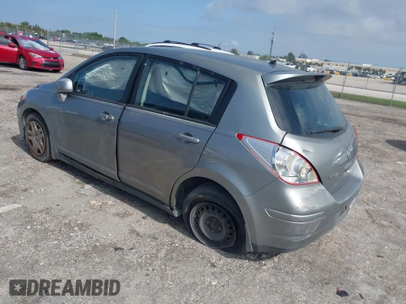 2011 Nissan Versa SL z VIN 3N1BC1CP3BL402120, wystawiony jako IAAI lot #42006620 z przebiegiem 147 023 mil mil oraz . Historia ofert i sprzedaży dostępna na DreamBid. Obrazek 3.
