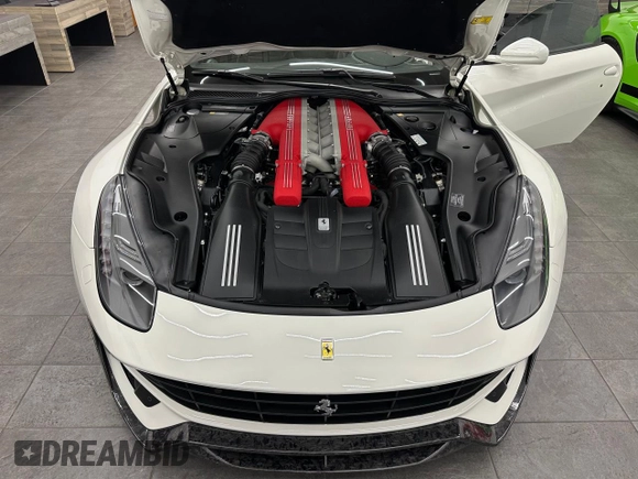 2016 Ferrari F12 z VIN ZFF74UFA2G0214140, wystawiony jako Copart lot #81488384 z przebiegiem 11 434 mil mil oraz Czysty tytuł • Clean title. Historia ofert i sprzedaży dostępna na DreamBid. Obrazek 7.