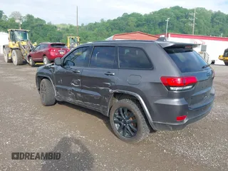2017 Jeep Grand Cherokee Laredo z VIN 1C4RJFAG1HC744669, wystawiony jako IAAI lot #42269885 z przebiegiem 123 271 mil mil oraz . Historia ofert i sprzedaży dostępna na DreamBid. Obrazek 3.