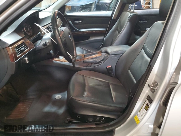 2010 BMW 3 Series 328i с VIN WBAUT9C58AA191325, выставлен на аукционе Copart как лот 79622714 с пробегом 109 411 миль миль и Списание • Salvage title. История ставок и продаж доступна на DreamBid. Изображение 7.