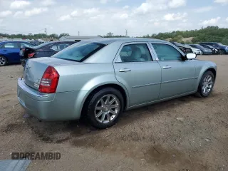 2005 Chrysler 300 C z VIN 2C3JA63H25H174455, wystawiony jako Copart lot #57106275 z przebiegiem 115 226 mil mil oraz Szkoda całkowita • Salvage title. Historia ofert i sprzedaży dostępna na DreamBid. Obrazek 3.